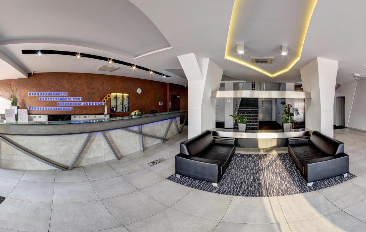 טריניץ Steelhouse Hotel מראה חיצוני תמונה